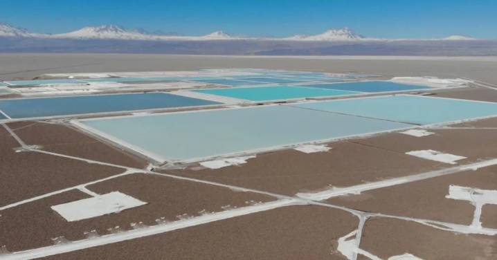 Chile presenta Hoja de Ruta del Litio 2025-2030: Foco en colaboración público