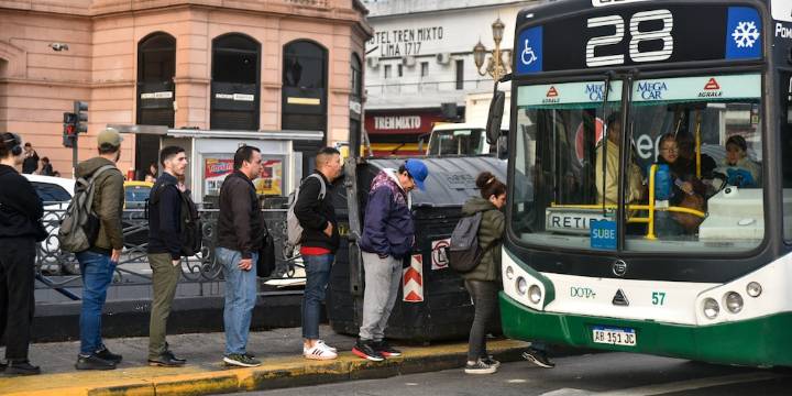 La UTA amenazó con un paro de colectivos en AMBA luego de que las empresas avisaran que pagarán sueldos en cuotas