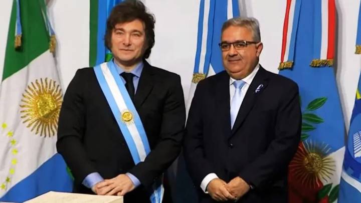 Raúl Jalil evalúa dejar el bloque de Unión por la Patria con el objetivo de negociar sus votos con el Gobierno