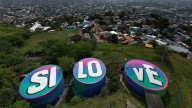 Tres tanques que almacenan agua se volvieron lienzos en lo alto de la ladera de Cali: artistas de la comuna 20 dieron colorido en forma de murales