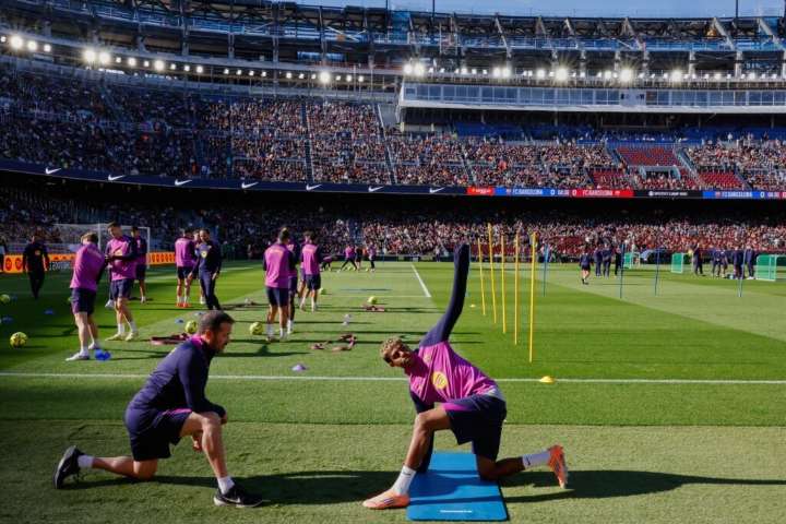 Barcelona trains at Camp Nou for first time in over 2 years as stadium remodeling continues