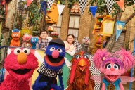 La nueva temporada de “Sesame Street”: Bubba Wallace, Netflix y muchas gallinas