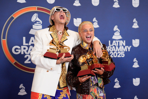 CA7RIEL & Paco Amoroso tienen un debut espectacular en la Premiere del Latin Gramy