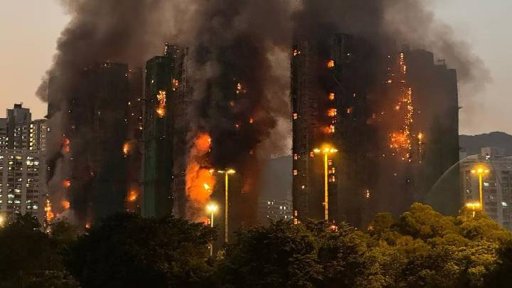 Al menos 13 muertos tras un impresionante incendio en un complejo de edificios en Hong Kong