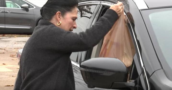 Comptroller Mendoza partners with Arrowleaf, other organizations for Cairo Thanksgiving