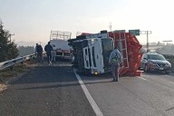 Volcadura de camión con pollos provoca afectaciones en el Libramiento Lerma