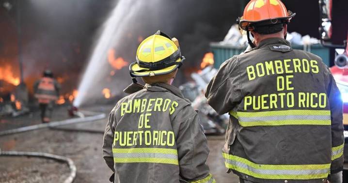 Autoridades atienden incendio de "grandes proporciones" en planta de trasbordo de Cidra