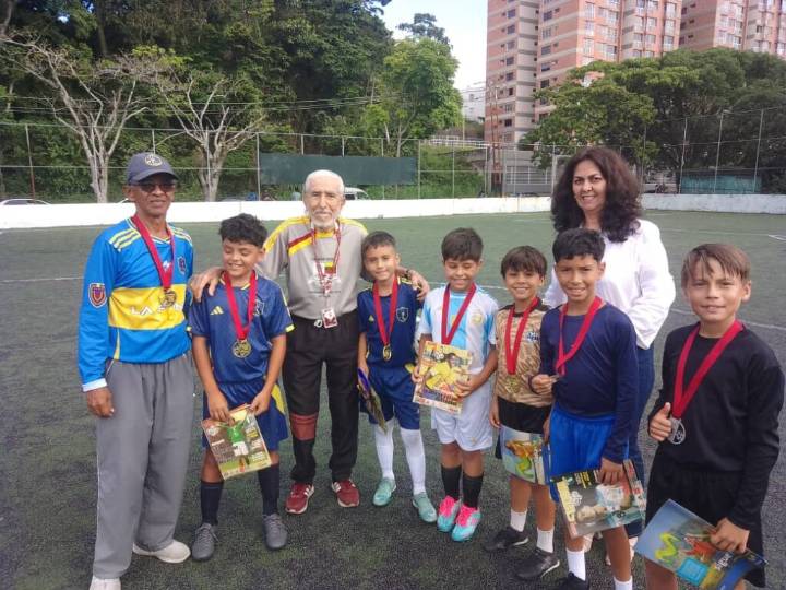Entregada premiación a la Escuela Ramón “Pocho” Echenausi