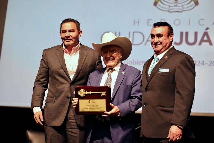 Entrega alcalde Llaves de la Ciudad al cineasta Demetrio Bilbatúa