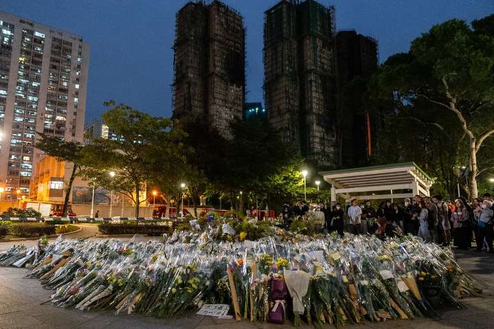 Sube a 146 la cifra de muertos por incendio en torre de departamentos de Hong Kong