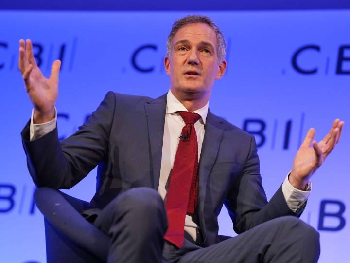 Starmer faces backbench anger after ‘day one’ workers’ right U