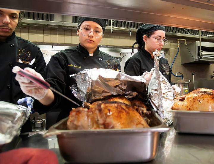 EPCC y HOME se unen para entregar pavos en Acción de Gracias