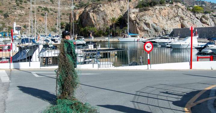 De basura marina a una exposición de arte, la artista granadina que transforma los desechos en instalaciones artísticas