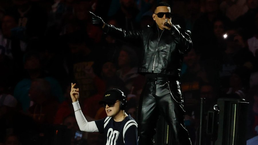 Bizarrap y Daddy Yankee revolucionan el Bernabéu en la fiesta de la NFL
