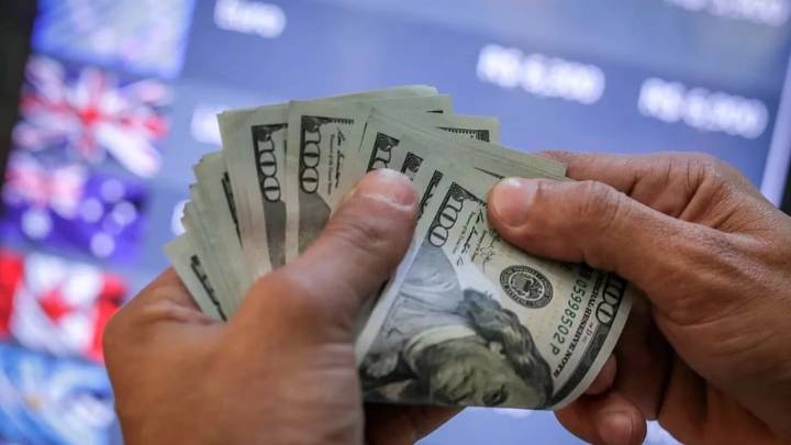El dólar oficial cayó a mínimos de tres semanas