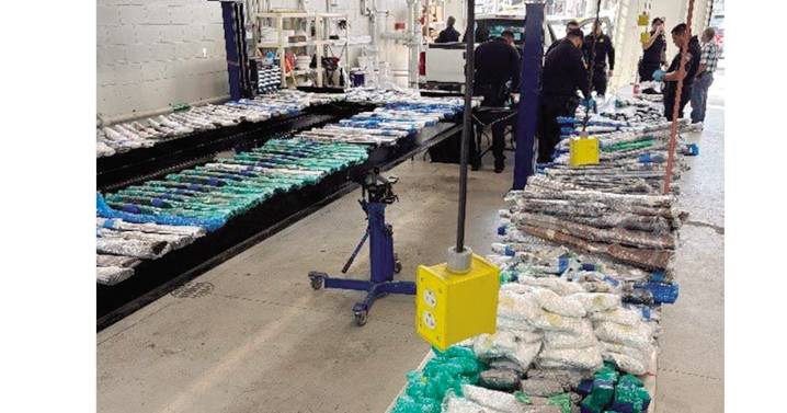 Noem se “cuelga” de decomiso de un arsenal en frontera