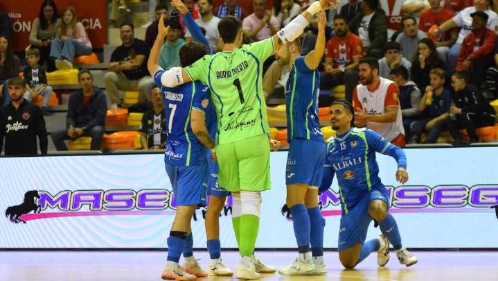 El Viña Albali Valdepeñas firma una victoria enorme en la pista del campeón (3