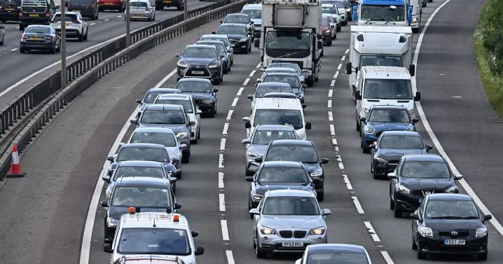 M25 traffic live as police close carriageway with diversion route set up