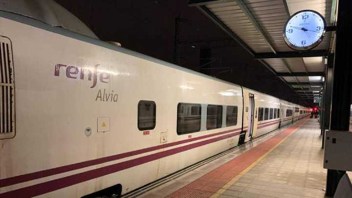 El tren Barcelona-A Coruña será transbordado en León con casi 5 horas de retraso