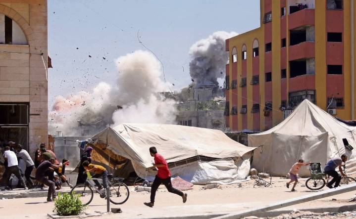 Israel lanza oleada de bombardeos en toda Gaza y mata al menos a 18 personas