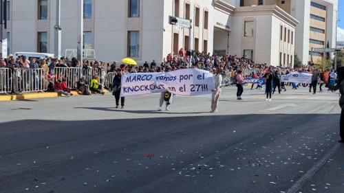 Reclama Maru Campos uso político de desfile por manta de apoyo a Marco Bonilla