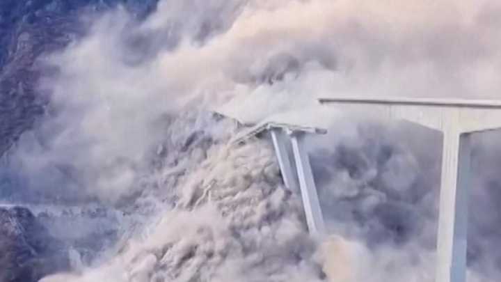 Video: Newly opened bridge collapses in China