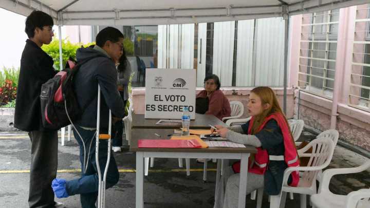 Cierran las urnas del referéndum en Ecuador y se inicia el escrutinio de votos