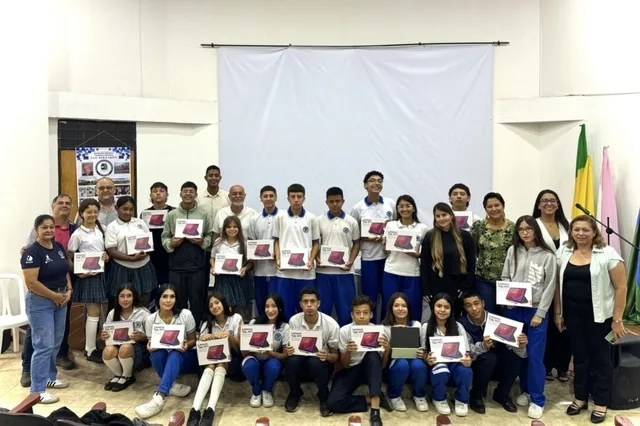 Entregaron tablets a estudiantes ganadores del concurso “Mejor Podcast” de los Clubes Defensores del Agua