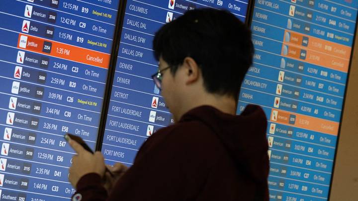 U.S. drops plan for airlines to pay passengers for delayed flights