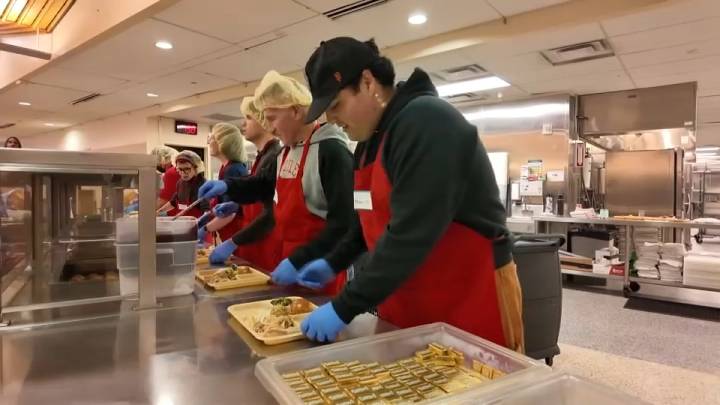 Iglesia San Anthony sirve almuerzos en Thanksgiving – Telemundo Area de la Bahía 48