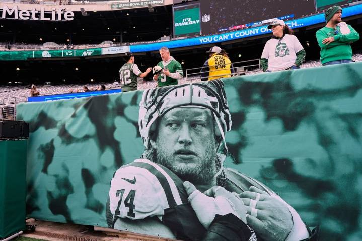Jets honor late Nick Mangold with tribute before game against Browns