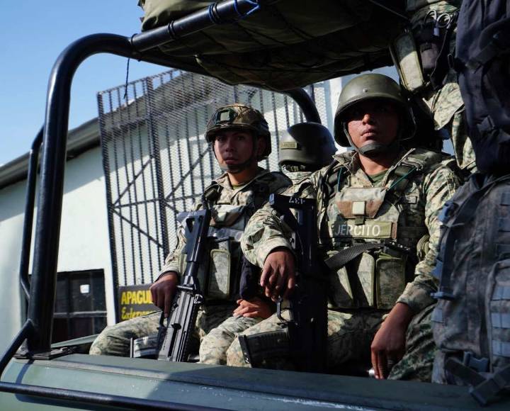 Defensa detiene a cinco presuntos delincuentes y asegura armamento en Michoacán