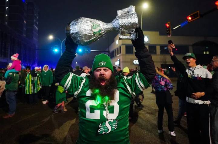 ‘Fan-demonium:’ Saskatchewan Roughriders celebrate ending 12