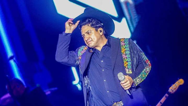 ¿Nuevo Bad Bunny del regional mexicano? Critican a Julión Álvarez por destrozar celular de un fan en concierto