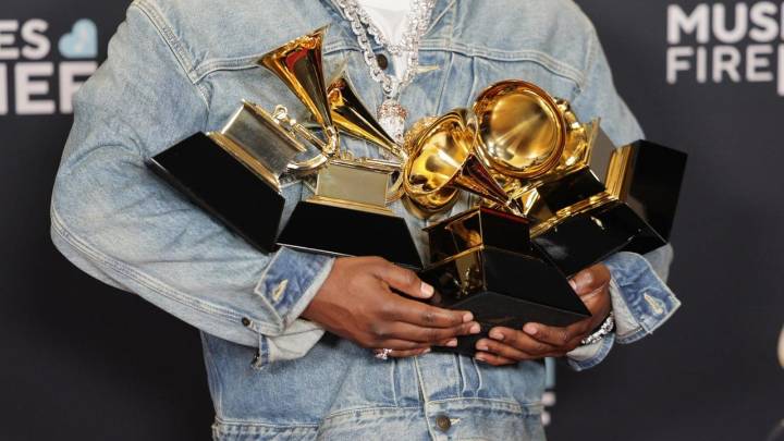 Así se vivió inesperado beso de hombres que integran aclamado dúo sudamericano con el que celebraron su victoria en los Latin Grammy