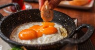 Fried eggs are instantly tastier if you add one unusual ingredient