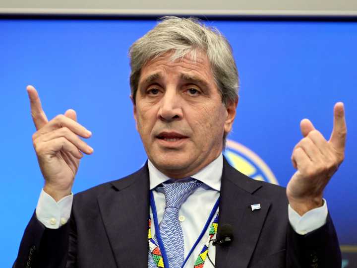 Caputo confirmó que presentará nuevas medidas y el swap con China es una alternativa para pagar deuda