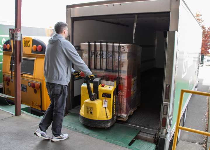 Need, donations spike for Marion Polk Food Share as food benefits delay continues