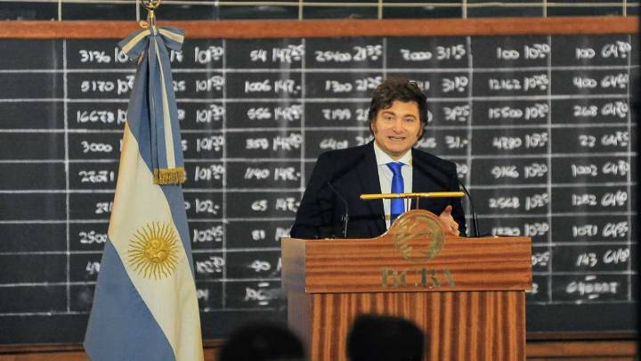 Javier Milei mezcla fe, negocios y política: su día entre inversores, rezos y la asunción en Bolivia