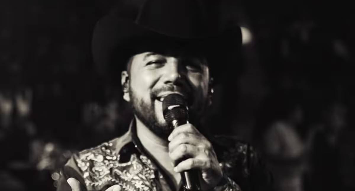 Fidel Rueda ofrece disculpa pública por proyección con IA de Claudia Sheinbaum en su concierto