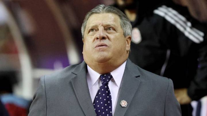 Técnico de fútbol tico adelanta retirada tras eliminación al Mundial