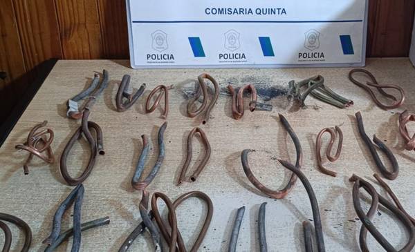 Noroeste: aprehendieron a dos jóvenes con 24 caños de bronce robados