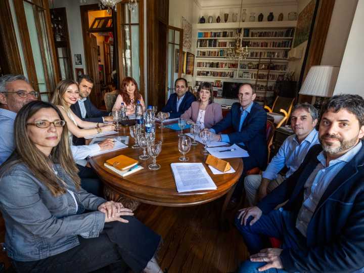 Quiénes son los nueve economistas que visitaron a la vez a Cristina Kirchner en su prisión domiciliaria