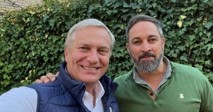 Abascal felicita a su «amigo» Kast tras pasar a la segunda vuelta: «Anticipa un Chile seguro y libre»