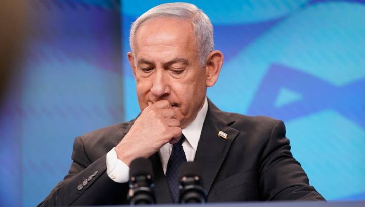 Netanyahu submits pardon request during corruption trial