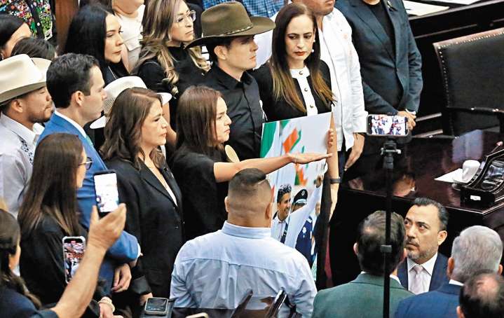 Grecia toma posesión y sostiene “no callarán a los del sombrero”