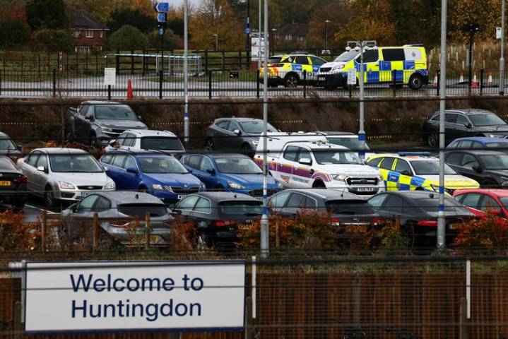 UK counterterrorism police investigate stabbings on train