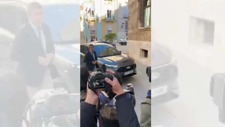 Mazón tras conocerse que después de abandonar el restaurante todavía estuvo otra hora más con la periodista: "Parece Sálvame"