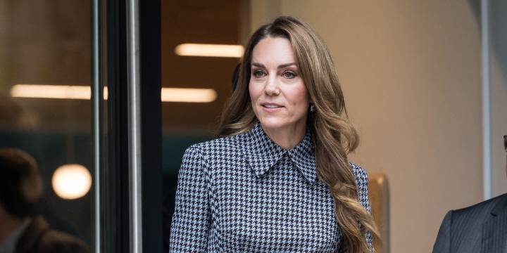 Kate Middleton completa un look otoñal con el bolso de ante de la firma con raíces españolas que también adora Meghan Markle