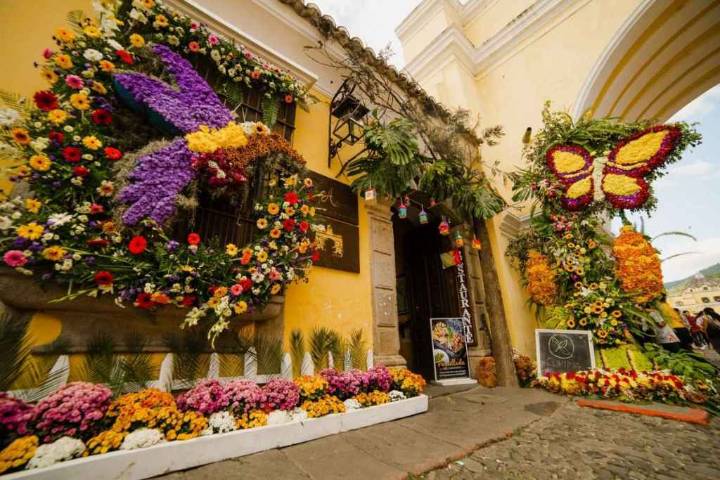 Desfile de carrozas abrirá Festival de Flores en Antigua Guatemala